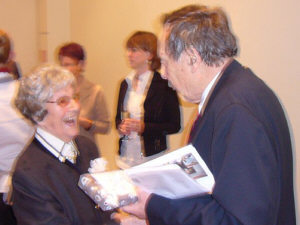 Eghard Teichmann gratuliert Ella Balkos