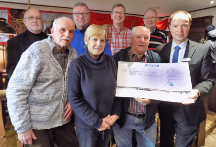 Überreichung des Spendenschecks Überreichung des Spendenschecks