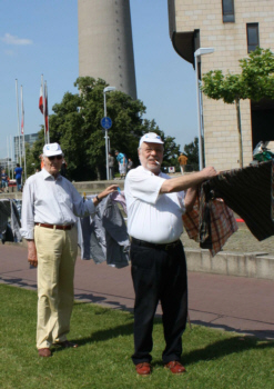 BRH-Mitglieder hängen ihr letztes Hermd auf BRH-Mitglieder hängen ihr letztes Hermd auf