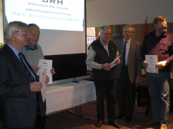 Übergabe der Urkunden und Ehrennadeln