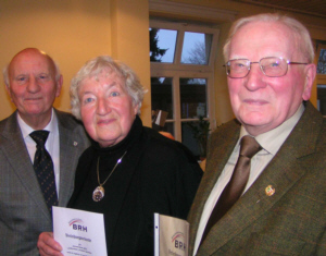 Klaus Kittlaus ehrt Brigitte Häger und Hermann Meyer