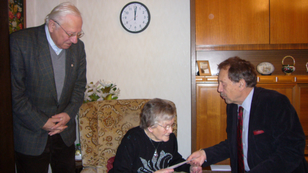 Kurt Weigelt und Eghard Teichmann gratulieren Olga Störmann